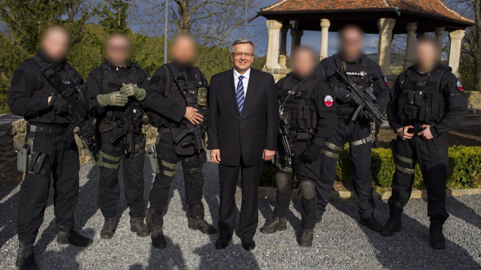 Archiwalne zdjęcie grupowe w plenerze; twarze operatorów zamazane