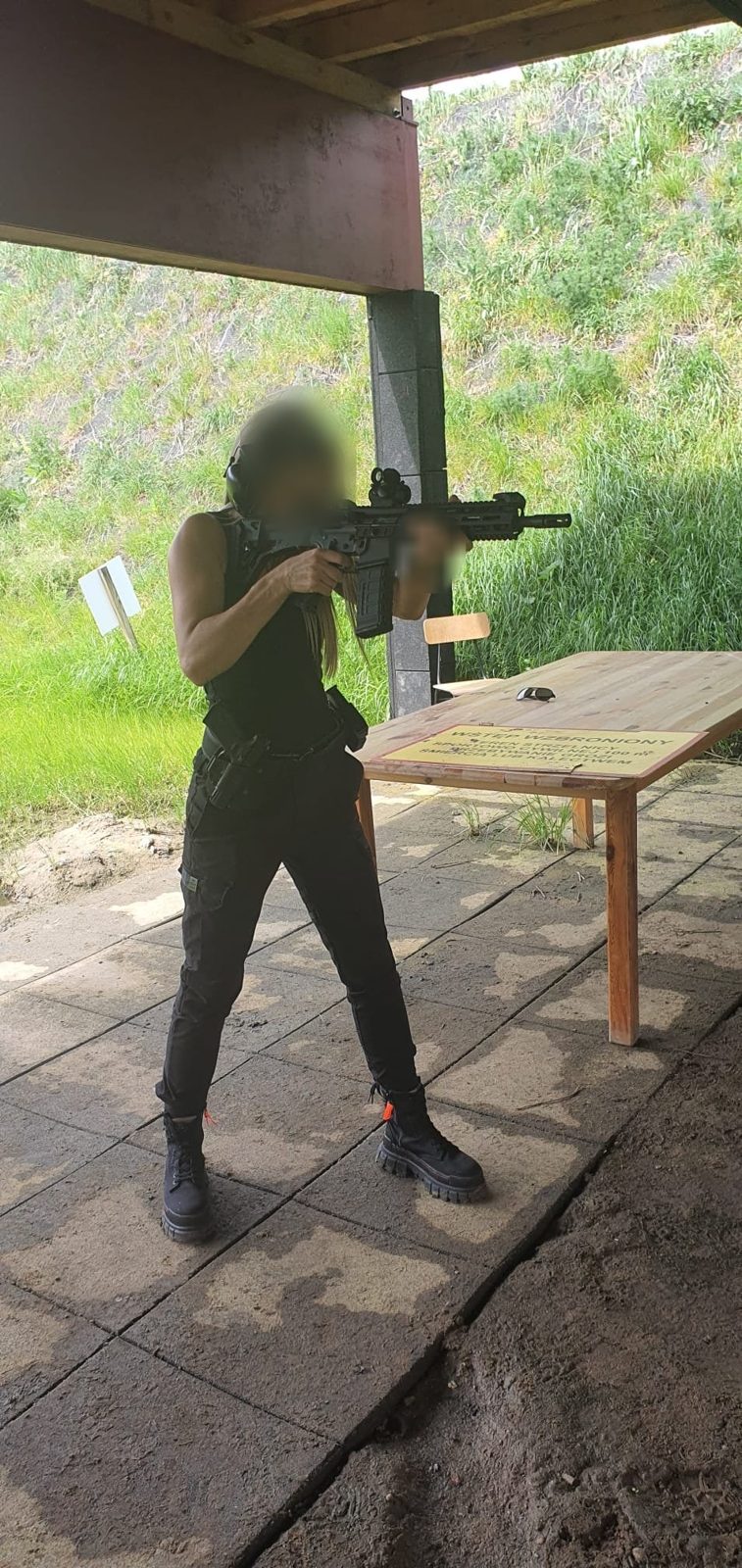 Kobieta z karabinem