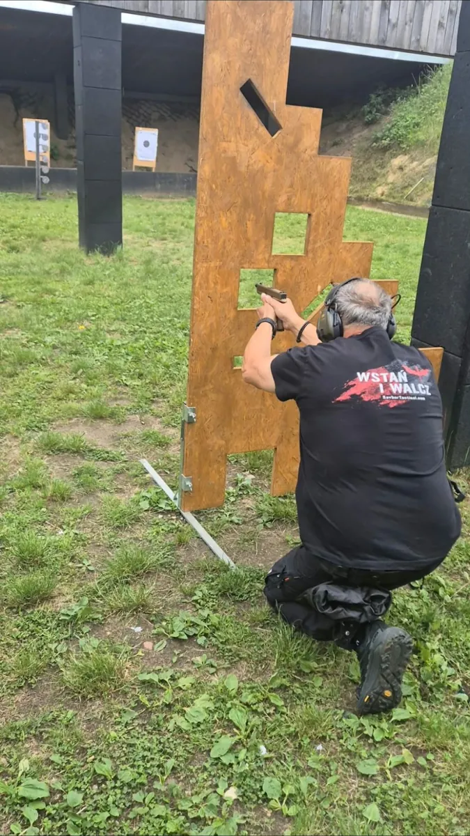 Dynamisches Schießen hinter einer Barrikade auf dem Schießstand ASC Domaniów